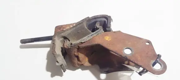 Mazda 626 Engine mount bracket