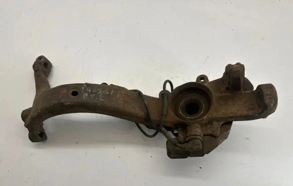 Volkswagen PASSAT B5 Front wheel hub 1D0407258