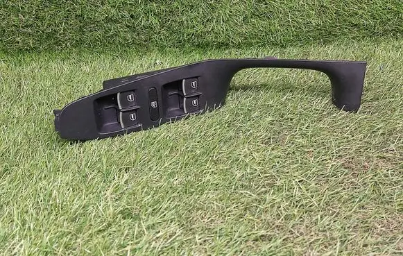 Volkswagen Jetta VI Electric window control switch 5K4959857