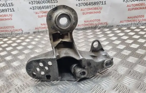 Audi A4 S4 B7 8E 8H Engine mounting bracket 8E0199351