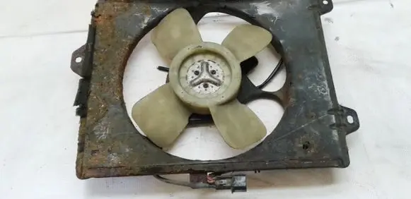 Radiator cooling fan shroud