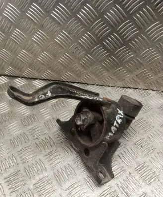 Hyundai Matrix Engine mount bracket