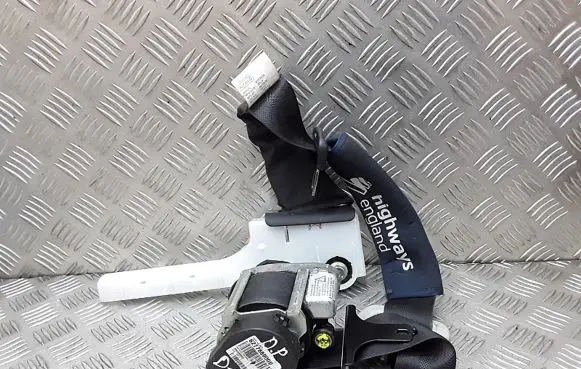 Nissan Pulsar Front seatbelt 627788900d