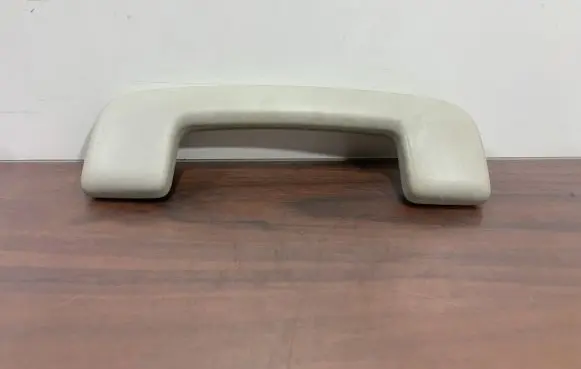 Mitsubishi Outlander IV Front interior roof grab handle