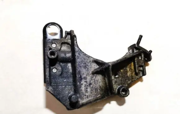 Citroen Xsara Picasso Engine mounting bracket 9635969880
