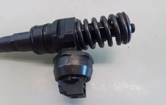 Audi A4 S4 B7 8E 8H Fuel injector 038130073AR