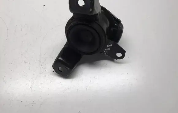 KIA Sportage Engine mount bracket 218122E100