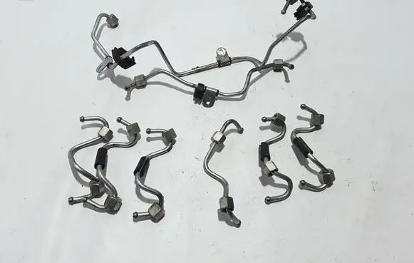 Renault Latitude (L70) Fuel injector supply line/pipe 