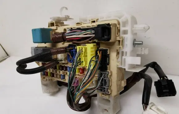 Toyota Corolla Verso E121 Fuse module 892210F010 4400467223 04100519434502