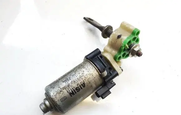 Toyota Avensis T250 Seat adjustment motor 8582033020 85820-33020