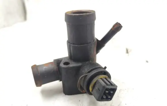 Volkswagen PASSAT B4 Engine coolant pipe/hose
