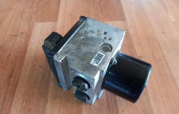Volkswagen PASSAT B6 ABS Pump 3C0614095M 15747702 15747502B