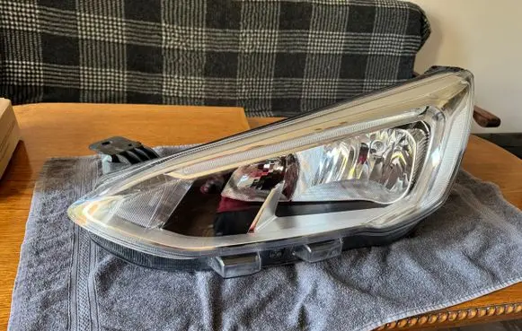 Ford Focus Headlight/headlamp JX7B13W030AE 17PL9147