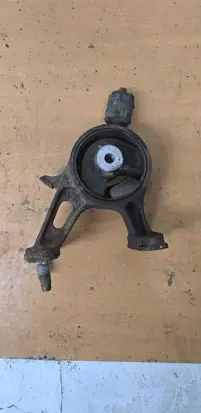 Toyota Avensis T250 Engine mount bracket