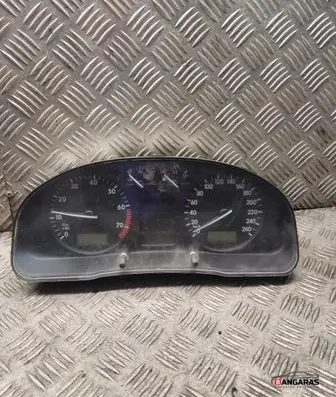 Volkswagen PASSAT B5 Speedometer (instrument cluster) 3b0919880a