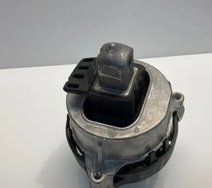 Engine mount bracket