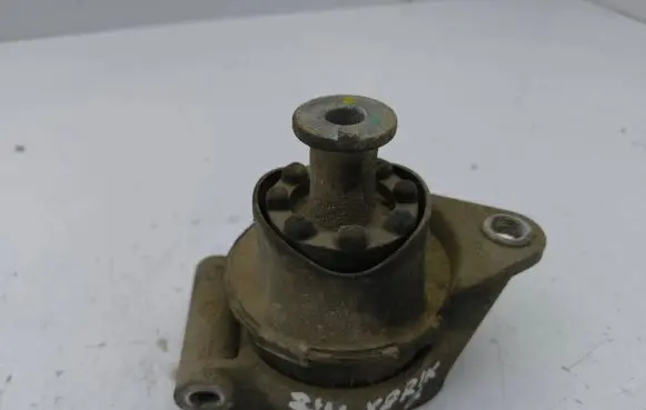 Opel Zafira A Engine mount bracket