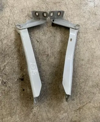 Engine bonnet/hood hinges