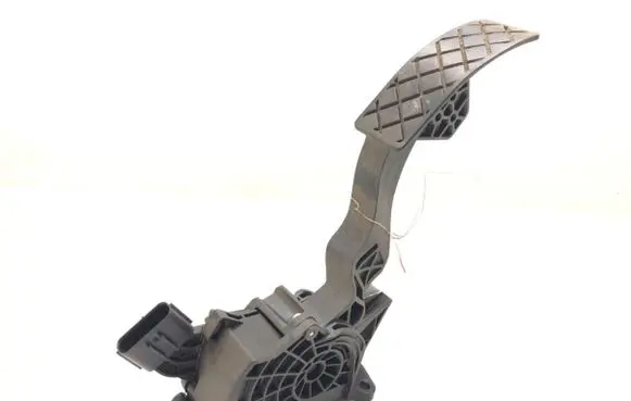 Accelerator throttle pedal