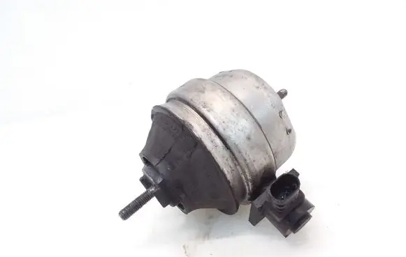 Volkswagen PASSAT B5.5 Engine mount bracket 4B0199379E