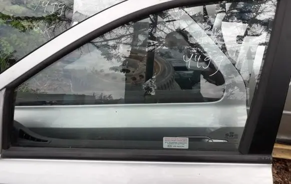 KIA Sorento Front door window glass four-door