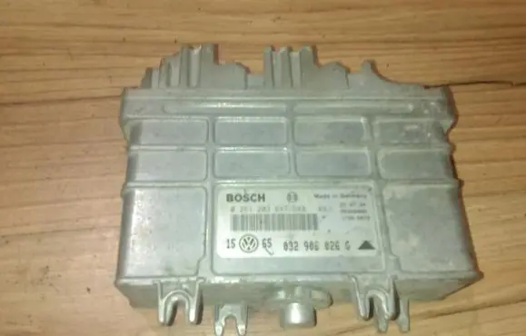Volkswagen Golf III Engine control unit/module 0261203647 032906026g