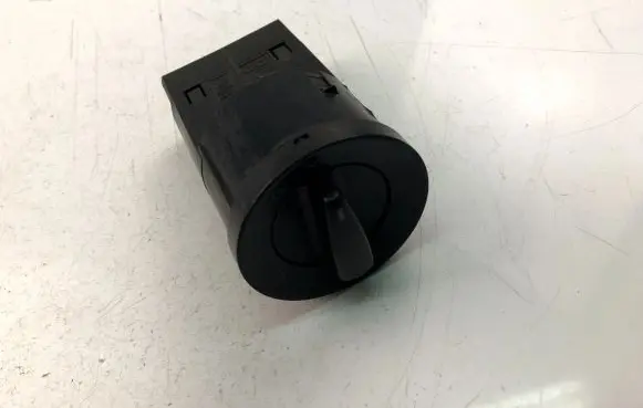 Volkswagen Golf IV Light switch 1C0941531A