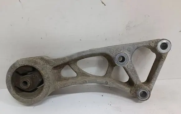 Peugeot iOn Engine mount bracket