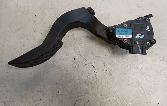 Accelerator throttle pedal