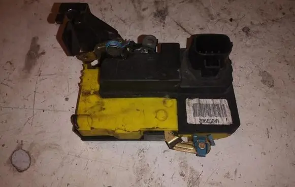 Volvo V70 Front door lock 30663041