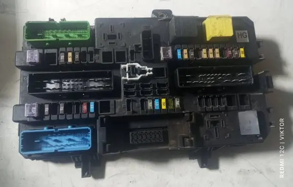 Opel Zafira B Fuse module 13206759 5DK0086
