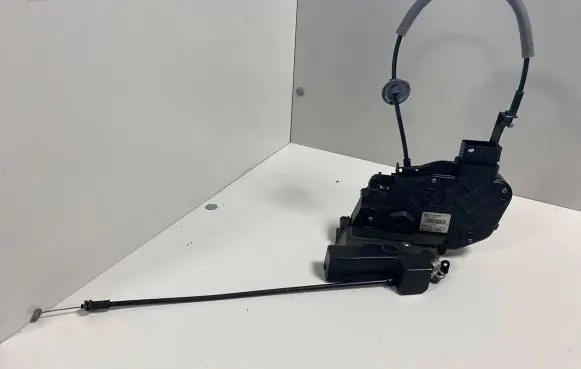 Volvo V70 Front door lock 31253666