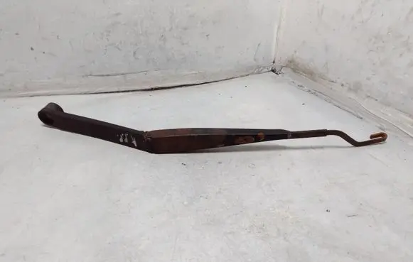 Front wiper blade arm