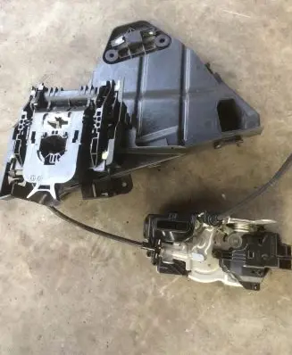 Volvo V40 Front door lock 2133502708