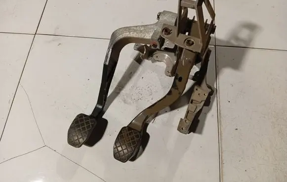 Audi A6 S6 C5 4B Brake pedal 8D1721117I