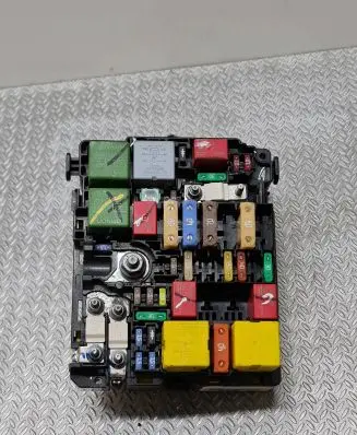 Peugeot 3008 II Fuse module 9804848580