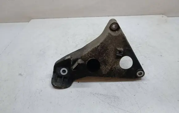 BMW 5 E60 E61 Engine mounting bracket 6777053