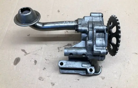 Volkswagen Golf V Oil pump 038115105D