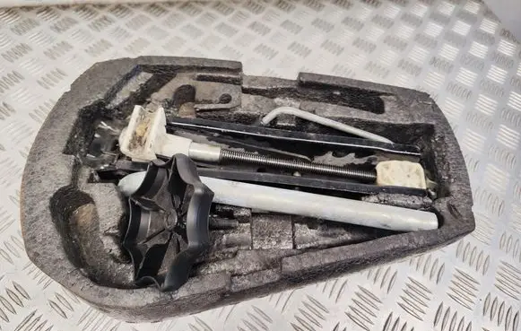 Seat Ibiza IV (6J,6P) Tool set 6Q0012115H 6R0011031B