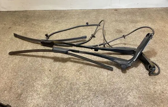 Volvo XC40 Front wiper blade arm 