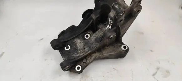 Citroen Xsara Picasso Engine mounting bracket 9643834880