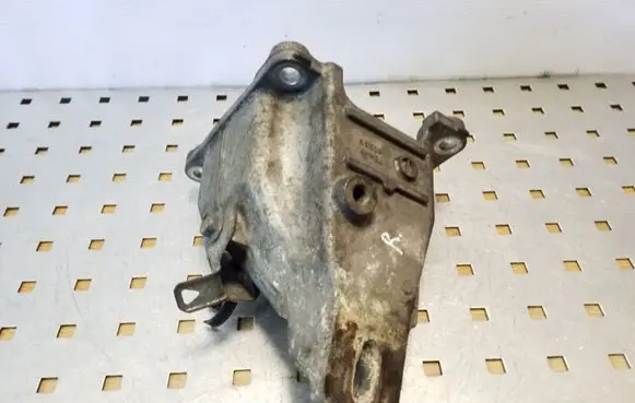 Suzuki Grand Vitara II Engine mounting bracket