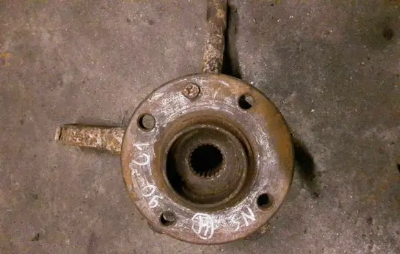 Volkswagen Jetta I Front wheel hub 171407255A