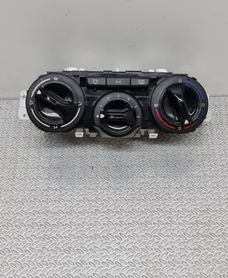 Peugeot 208 Climate control unit E1063071