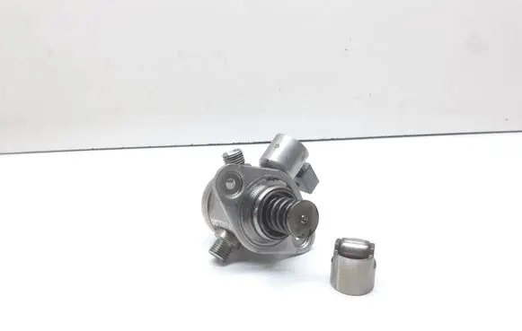BMW X6 M Fuel injection high pressure pump 7595339 13517595339