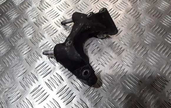 Ford Mondeo MK IV Engine mounting bracket