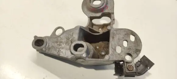 Volkswagen PASSAT B5.5 Engine mounting bracket 8E0199352F
