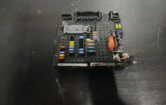 Volvo S60 Fuse module 8676391