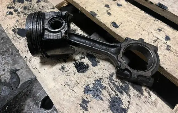 Nissan X-Trail T30 Piston with connecting rod