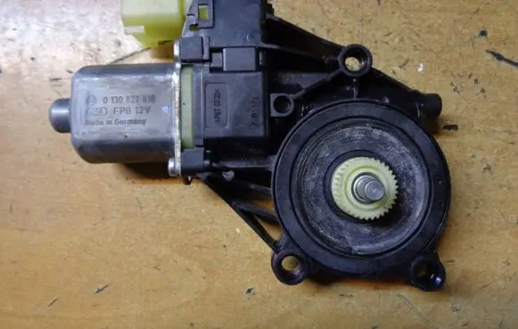 Ford Fiesta Front door window regulator motor 8A6114A389B 0130822618